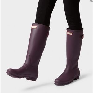 NIB $160 Hunter Original Tall Waterproof Rain Boot in Black Grape / Purple - 5!